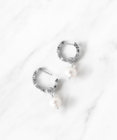 TOCCA 【WEB限定】DAISY PETAL HOOP PIERCED EARRINGS K10ホワイトゴールド 淡水パール 2WAYピアス