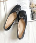 Pointer 【5.5cmヒール】日本製 バックルモチーフスクエアトゥパンプス