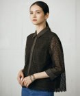 自由区 S 【ドラマ「明日はもっと いい日になる」着用】【洗える】ジオメトリックフラワーレースクロップド丈シャツ ブラウス