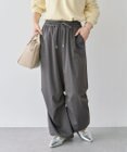 Green Parks 表面感サテンタックパンツ
