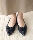 nouvelleRobe Oū 【本革・高反発】Floral decoration ポインテッドトゥ パンプス
