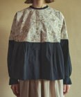 muuc 筆記帳刺繍ヨーク切り替えブラウス〈国産・muucオリジナル総柄刺繍〉〈オーガニック綿〉〈贅沢な刺繍とタック使い〉〈ゆったりリラックス〉〈3シーズン春秋冬〉