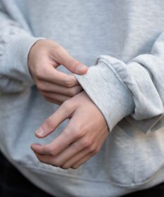 WEGO 【ユニセックス着用ITEM/SMLサイズ展開/裏起毛】ワンポイント刺繍プルパーカー