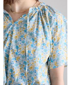 Te chichi 【LIBERTY FABRICS】フリルネックブラウス