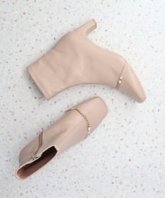 Bridget Birkin 【Bridget Birkin】アクセサリーパールチェーンショートブーツ