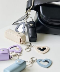 Phoebe 〈ミラー付き〉リップケース　ハート型ミラー　チャーム　レザー調　ホワイト