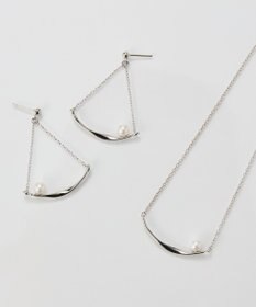 Phoebe 【金属アレルギー対応】スライヴパールトライアングルピアス　シルバー/ニッケルフリー