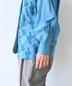 muuc 〈コットン100%〉〈綿ローン生地〉〈ふんわり柔らかな肌触り〉梅小花刺繍 スタンドカラーブラウス