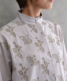 muuc 〈コットン100%〉〈綿ローン生地〉〈ふんわり柔らかな肌触り〉梅小花刺繍 スタンドカラーブラウス