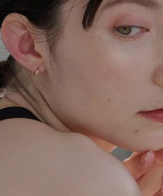 Phoebe <オンワード限定セット>【金属アレルギー対応】リッチラインフォースシューネックレス×ワンタッチビジューフープミニピアス/サージカルステンレス