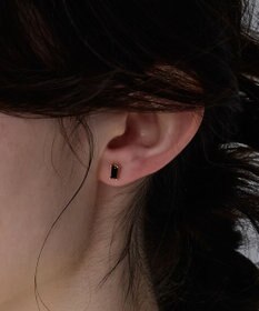 Phoebe シャインフレームレクタングルピアス　ブラック（片耳）