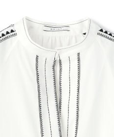 BEIGE， AXI / 刺繍ステッチ ドルマンスタンドブラウス