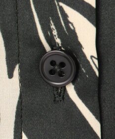 自由区 【カタログ掲載・洗える】モノトーンフラワープリント ブラウス