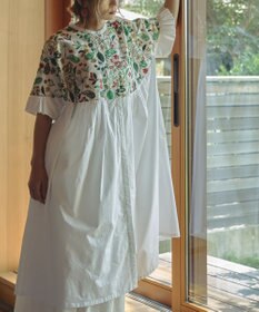 muuc 筆記帳刺繍ヨーク切り替えワンピース〈国産・muucオリジナル総柄刺繍〉〈オーガニック綿〉〈前開き・羽織にも〉〈3シーズン春夏秋〉