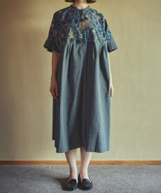 muuc 筆記帳刺繍ヨーク切り替えワンピース〈国産・muucオリジナル総柄刺繍〉〈オーガニック綿〉〈前開き・羽織にも〉〈3シーズン春夏秋〉
