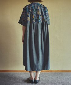 muuc 筆記帳刺繍ヨーク切り替えワンピース〈国産・muucオリジナル総柄刺繍〉〈オーガニック綿〉〈前開き・羽織にも〉〈3シーズン春夏秋〉