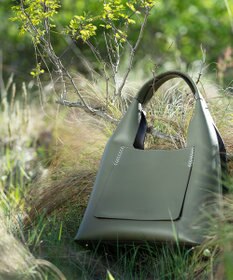LA BAGAGERIE 【veganview】triangle shape tote bag