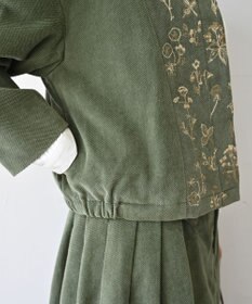 muuc 〈遠州織物の工場で織られたコットンコーデュロイ生地〉花刺繍ノーカラージャケット（セットアップ可能）