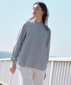J.PRESS LADIES 【一枚で着映え】ストライプ×エンブロイダリー バンドカラー ブラウス