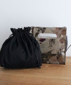 muuc 〈2WAY〉色糸花刺繍模様 ビニール生地 牛革ショルダー紐付き スクエアバッグ