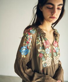 GRACE CONTINENTAL フラワー刺繍ギャザートップ