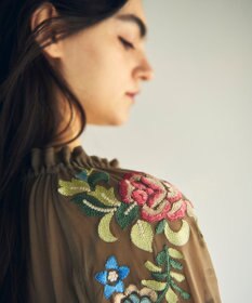 GRACE CONTINENTAL フラワー刺繍ギャザートップ