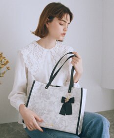 Maison de FLEUR フラワーガーデンプリントスクエアトート