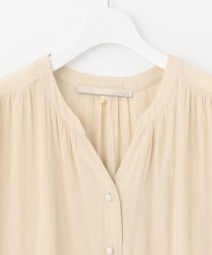 自由区 【WEB限定/セットアップ着用可/洗える】ブライトサテンライト Vネックブラウス