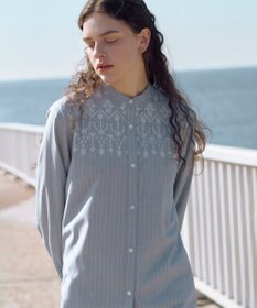 J.PRESS LADIES 【一枚で着映え】ストライプ×エンブロイダリー バンドカラー ブラウス