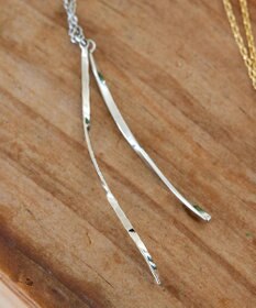 Tiaclasse 【日本製】大人上品なフラットカーブバーネックレス