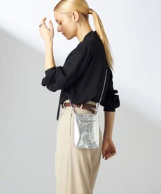 Y'SACCS PVCメタリックショルダーバッグ