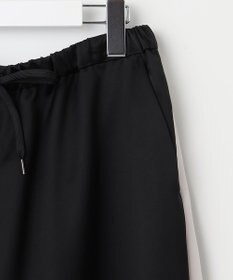 23区 S 【SLOW/一部店舗限定】ブライトサテン ライン パンツ