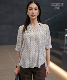 ICB 【WEB限定】BackSatinAmunzen 5分袖キーネックブラウス トープ×スクエアビット柄