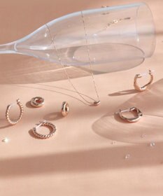 Phoebe 【金属アレルギー対応】ウェーブフープセラミックピアス　シャンパンゴールド