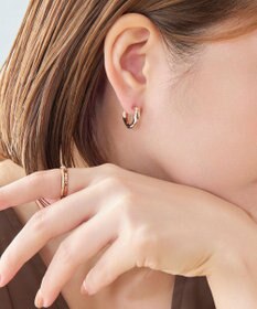 Phoebe 【金属アレルギー対応】ウェーブフープセラミックピアス　シャンパンゴールド