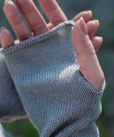 AND WOOL 〈上質な素材と手仕事から生まれた優しいニット〉コットンシルクカシミヤのアームカバー