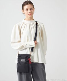 LA BAGAGERIE 【LA BAGAGERIE×HELLO KITTY】リボンチャーム付き　スクエアポシェット