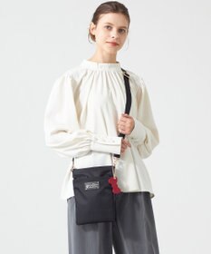 LA BAGAGERIE 【LA BAGAGERIE×HELLO KITTY】リボンチャーム付き　スクエアポシェット