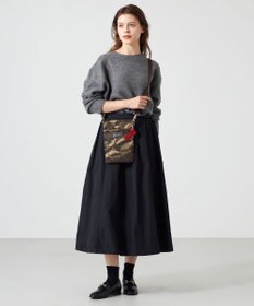 LA BAGAGERIE 【LA BAGAGERIE×HELLO KITTY】リボンチャーム付き　スクエアポシェット