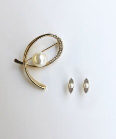 Phoebe <オンワード限定セット>金属アレルギー対応クイーンパールビジューセラミックポストピアス×クロスカーブパールビジューブローチ