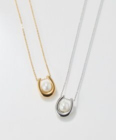 Phoebe 〈金属アレルギー対応〉メタリックパールホースシューネックレス　シルバー　ステンレス/馬蹄/蹄鉄/ラッキーモチーフ/ギフト/プレゼント/大ぶり