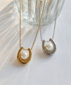 Phoebe 〈金属アレルギー対応〉メタリックパールホースシューネックレス　シルバー　ステンレス/馬蹄/蹄鉄/ラッキーモチーフ/ギフト/プレゼント/大ぶり