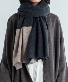 AND WOOL 〈上質な素材と手仕事から生まれた優しいニット〉カシミヤ100%の大判ストール（ツートンカラー）
