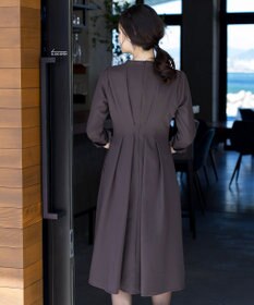 Tiaclasse 【洗える】裾に向かってエレガントに広がる美光沢フレアワンピース