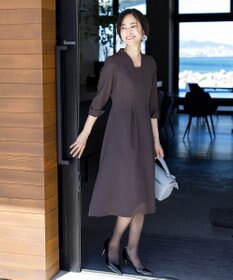 Tiaclasse 【洗える】裾に向かってエレガントに広がる美光沢フレアワンピース