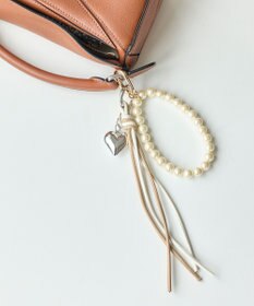 Phoebe エレガントパールストラップチャーム