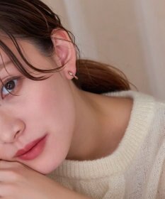 Phoebe 【金属アレルギー対応】【痛くないシリーズ】モーションメタルクリスタルループフィットイヤリング　シャンパンゴールド