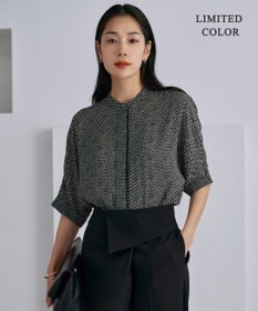 ICB 【人気のため新色追加・接触冷感・UVケア・速乾・洗える】BackSatinAmunzen 5分袖バンドカラーブラウス ブラック柄系［WEB限定］