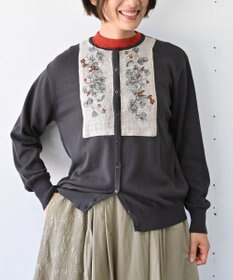 muuc 〈細番手の高級綿糸コットンコーマ糸〉〈洗練された繊維だけを残した滑らかな肌触り〉スミレ押し花刺繍のカーディガン