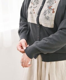 muuc 〈細番手の高級綿糸コットンコーマ糸〉〈洗練された繊維だけを残した滑らかな肌触り〉スミレ押し花刺繍のカーディガン